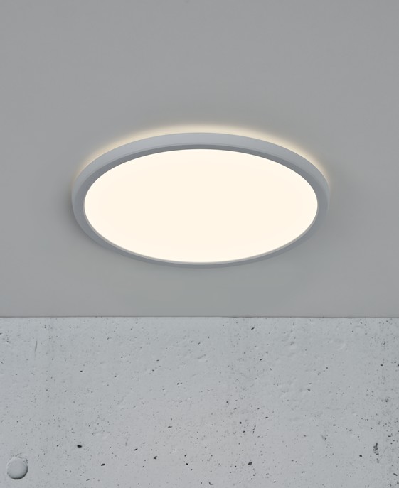 Jednoduché kruhové stropní svítidlo Oja 29 od Nordluxu nenásilně doplní každý prostor. Ideální na chodbu nebo do kuchyně.